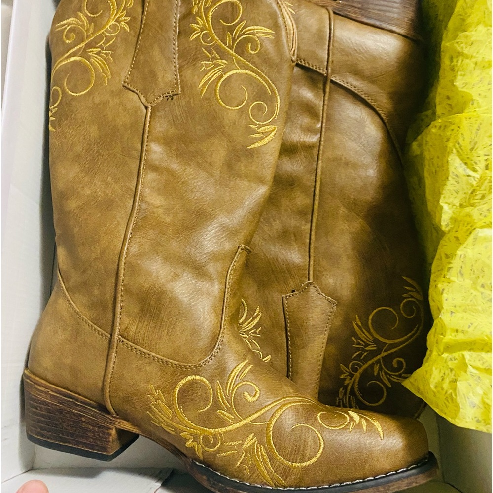 Size 9 Roper Women’s boots brand new in the box!